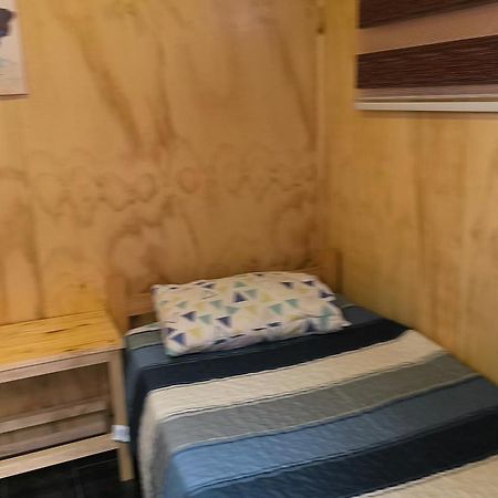 הוסטל פורטו נטאלס Isla Yu Backpacker מראה חיצוני תמונה
